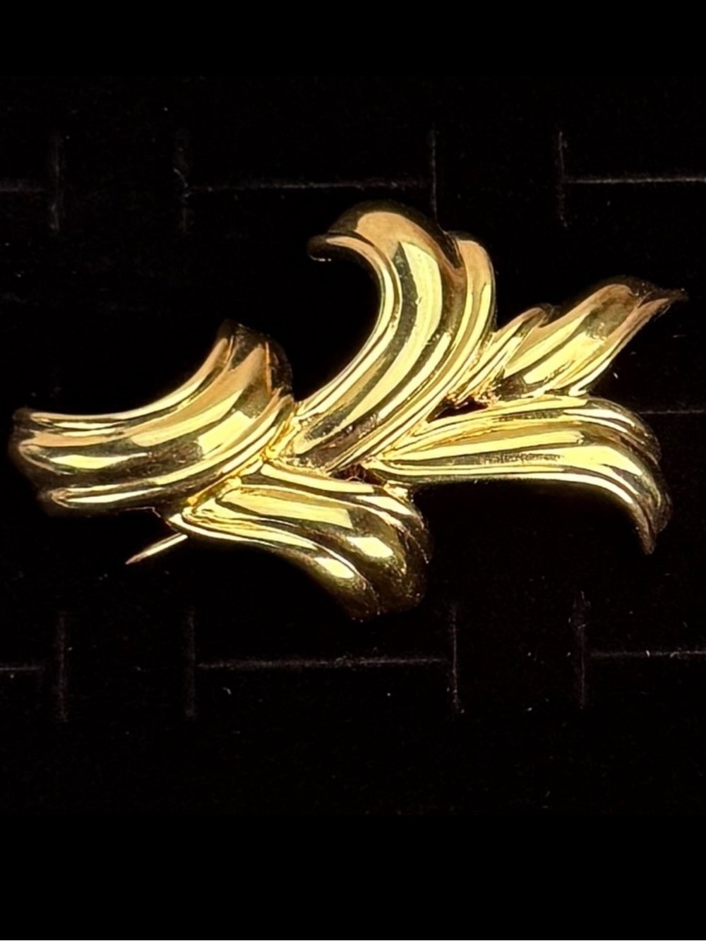 Vintage goldtone weighted, Monet, large brooch pin